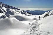 51 La neve splende al sole con vista fin verso il Canto Alto.